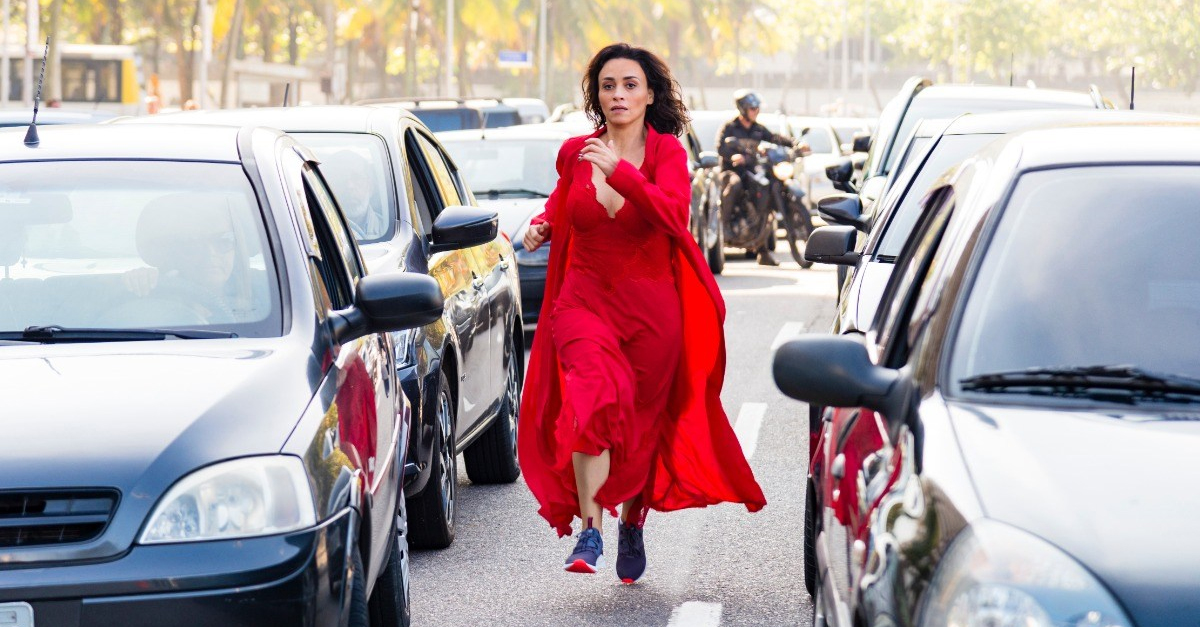 Suzana Pires estrela “De Perto Ela Não é Normal”, um filme cheio de humor e sororidade | Crítica