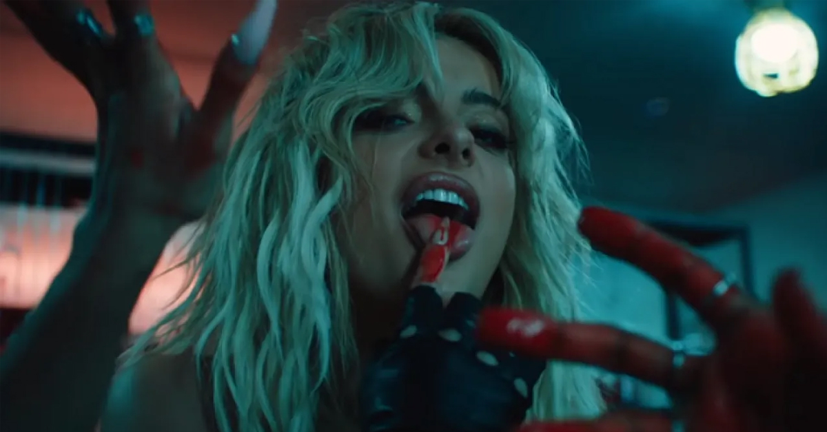 Bebe Rexha é uma vampira poderosa no clipe de “Sacrifice”; assista!