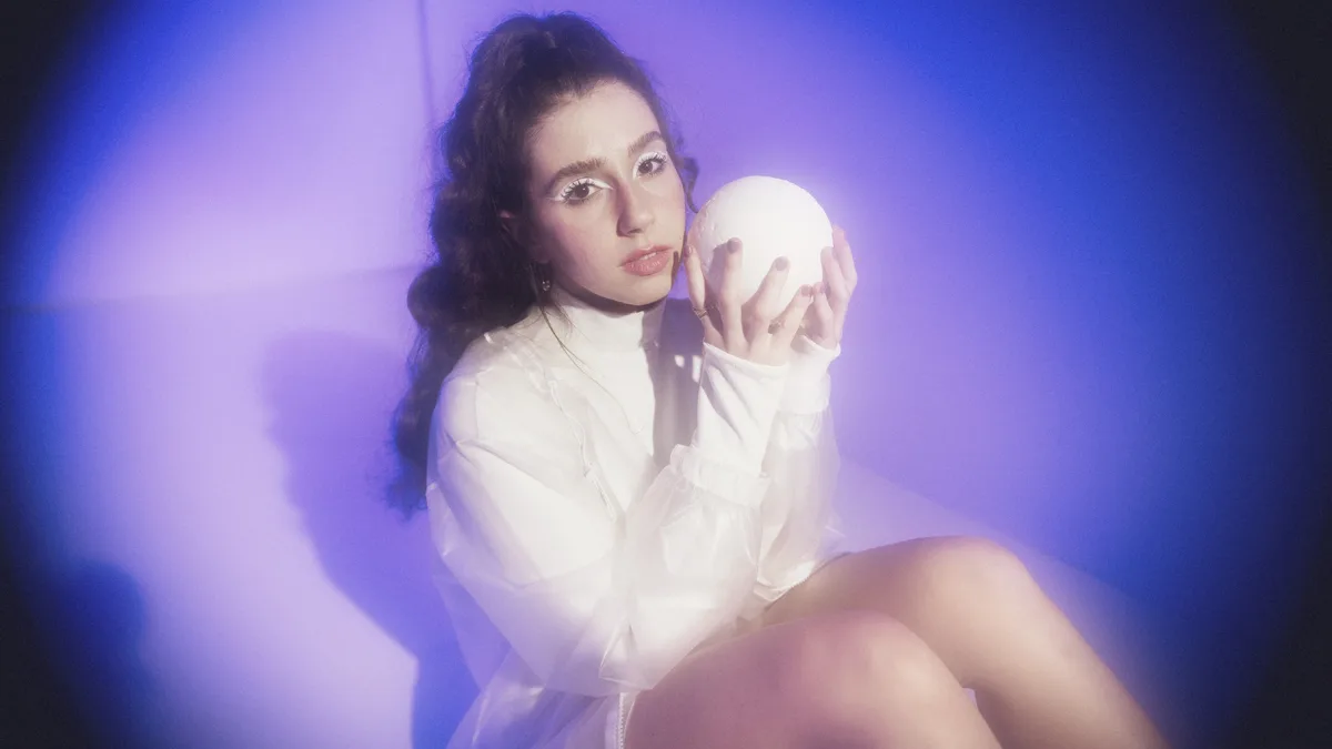 Nina Fernandes apresenta show do disco “Amor é Fuga: Fuja” nesta quarta; saiba mais!