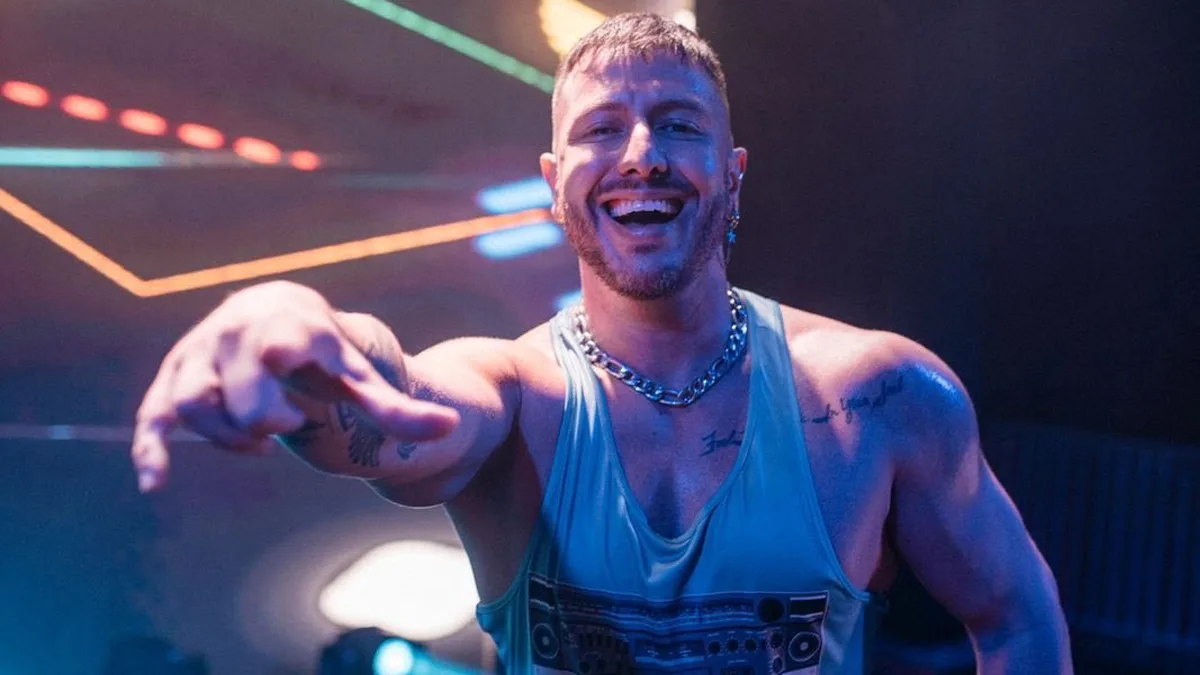 Tommy Love lança “Reload” e fala sobre relançamento de grandes hits: “música boa não tem prazo de validade”