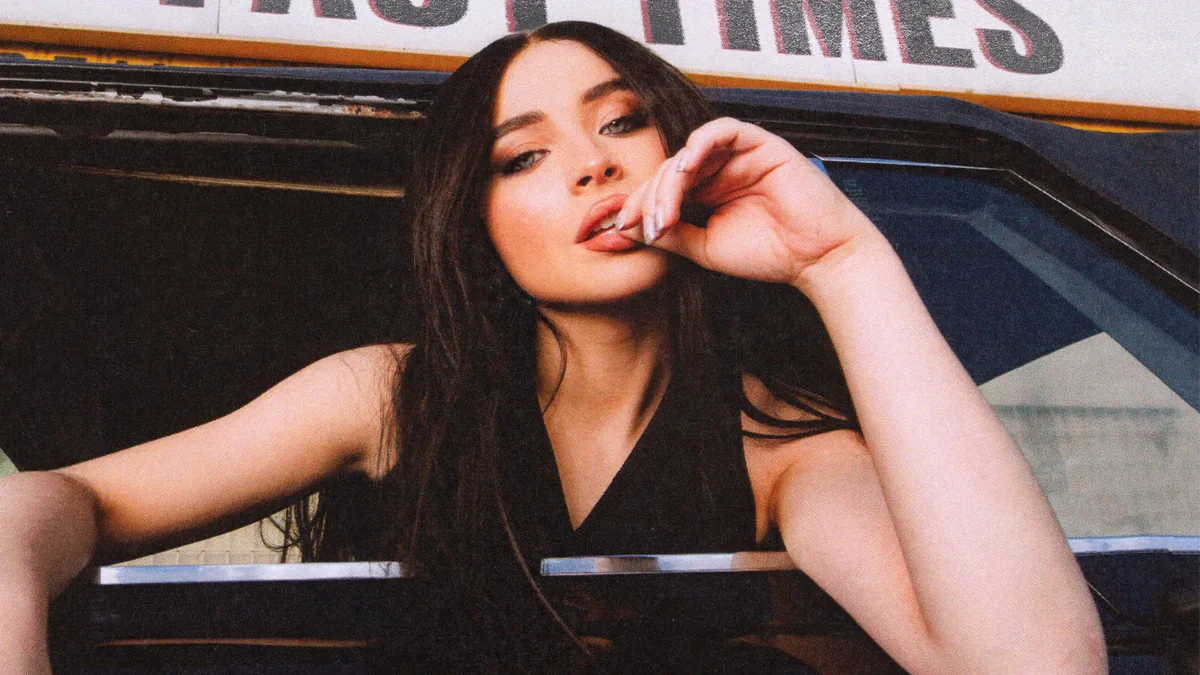 Sabrina Carpenter lança single “Fast Times” e videoclipe dançante; assista!