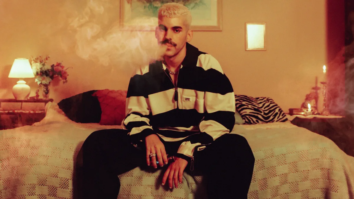 Entrevista | Mateus Carrilho lança “Faz Fumaça” e comenta sobre produção do primeiro disco da carreira: “Durou muito tempo”