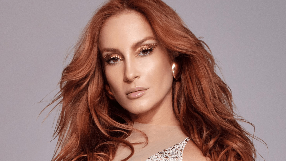 Claudia Leitte estreia trio em formato de ônibus espacial em show em Recife