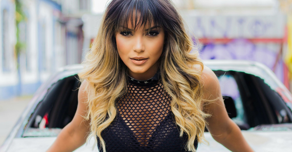 Entrevista | Após mais de dois anos longe da música, Karollina volta repaginada e fala sobre “Mulher Bomba” single de retorno com Luana Monalisa