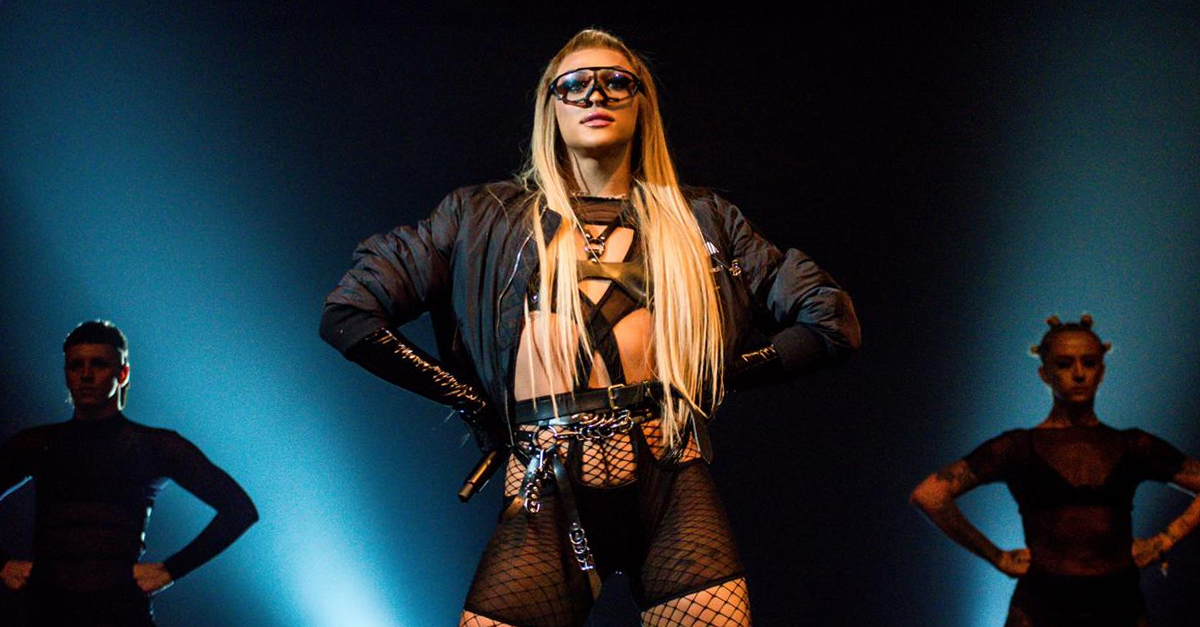 Pabllo Vittar se apresenta no evento de Carnaval da festa Chá da Alice