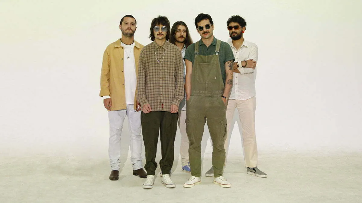 Daparte canta em meio a projeções no videoclipe de “Seu Endereço”; assista!