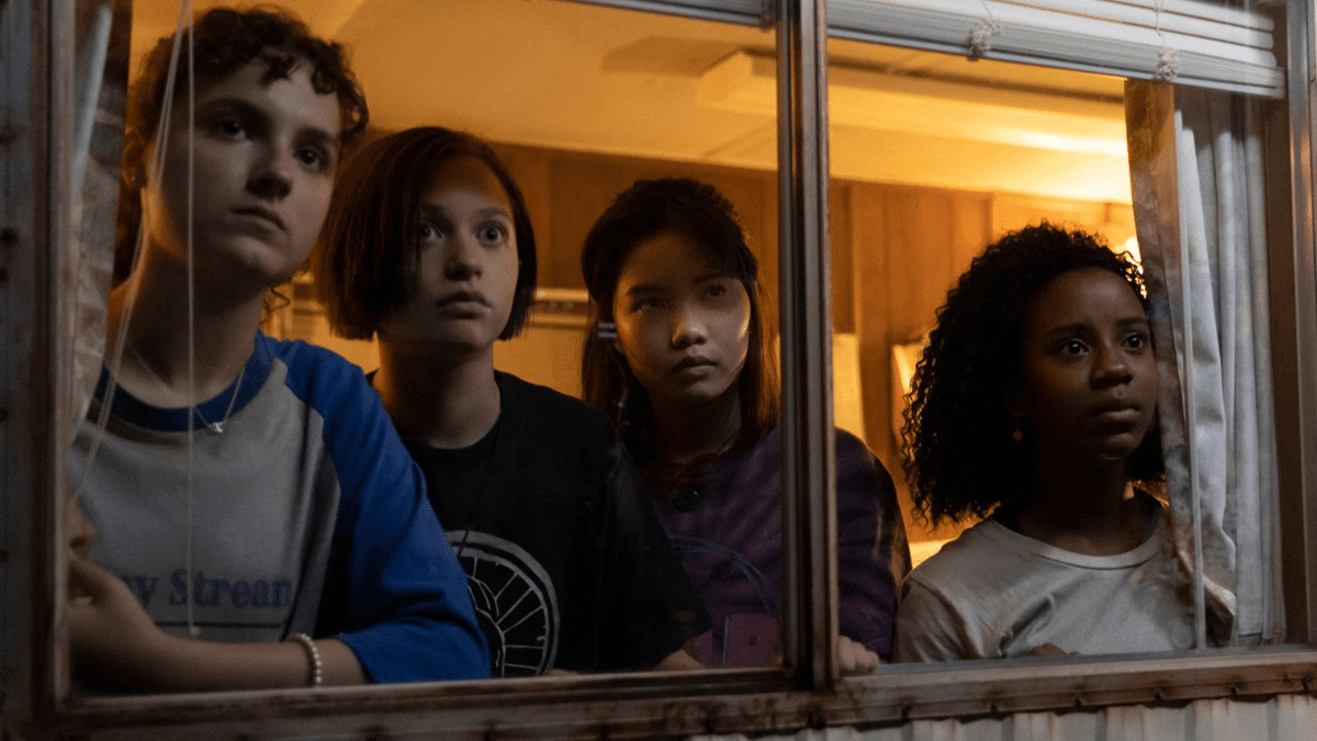 Prime Video revela teaser trailer e cartaz oficial de “Paper Girls”