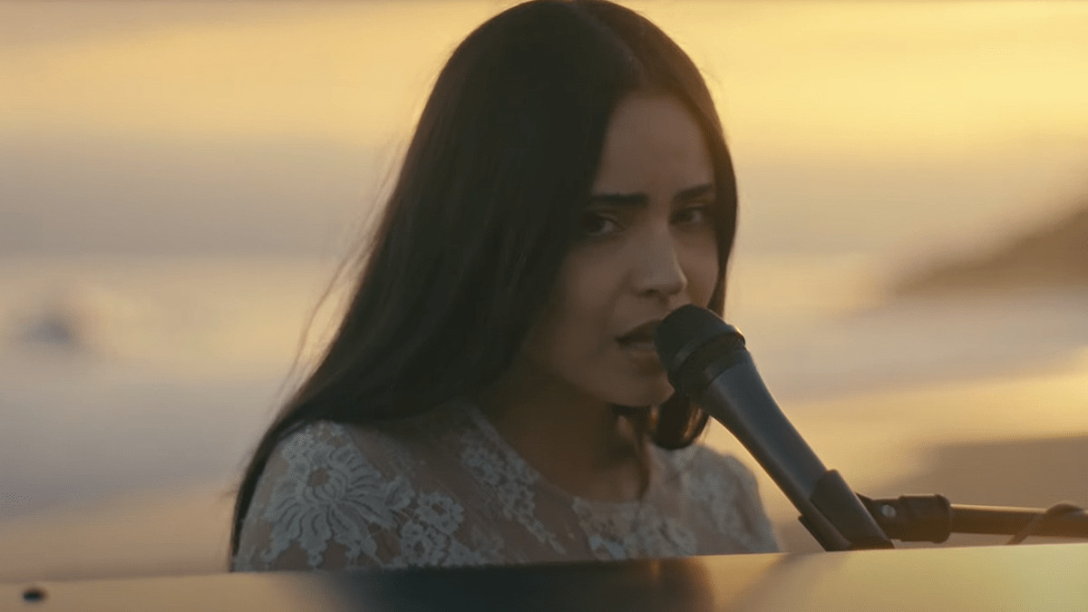 Sofia Carson lança versão em piano de “Come Back Home”, do filme “Continência ao Amor”; assista!