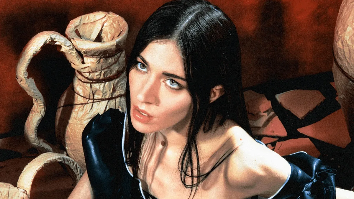 Caroline Polachek revela videoclipe de “Smoke”