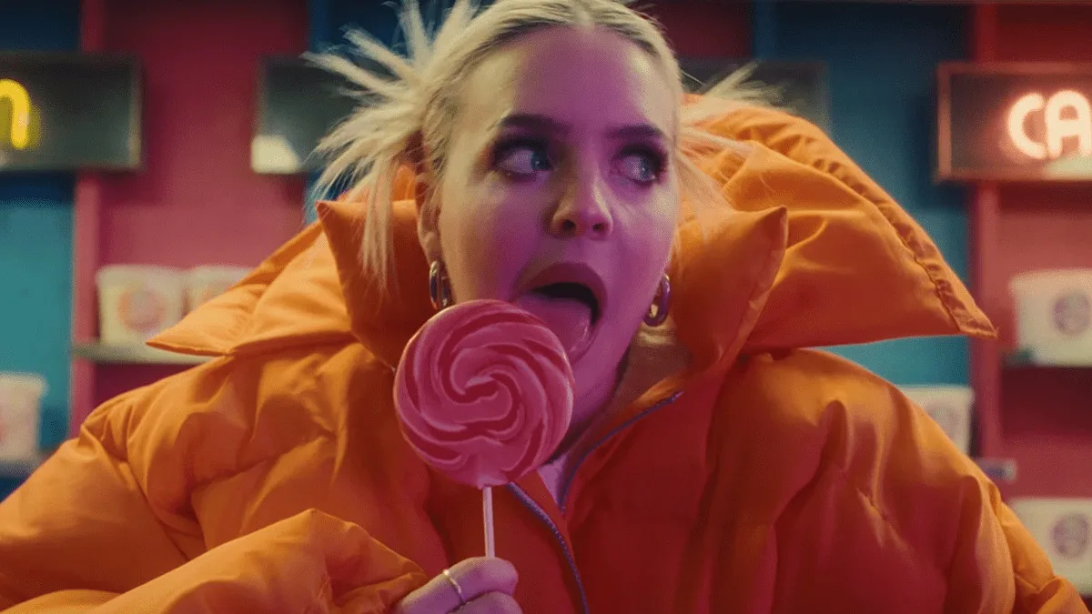 Anne-Marie curte parque de diversões sozinha no clipe de “SAD B!TCH”