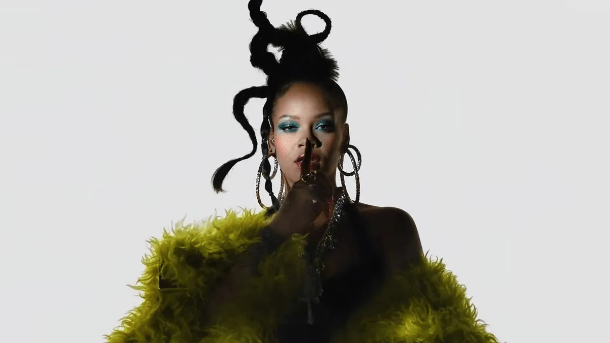 Rihanna apresenta Halftime Show e internautas questionam possível gravidez