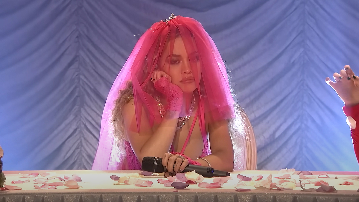 Rita Ora apresenta o single “You Only Love Me” no programa de Jimmy Fallon