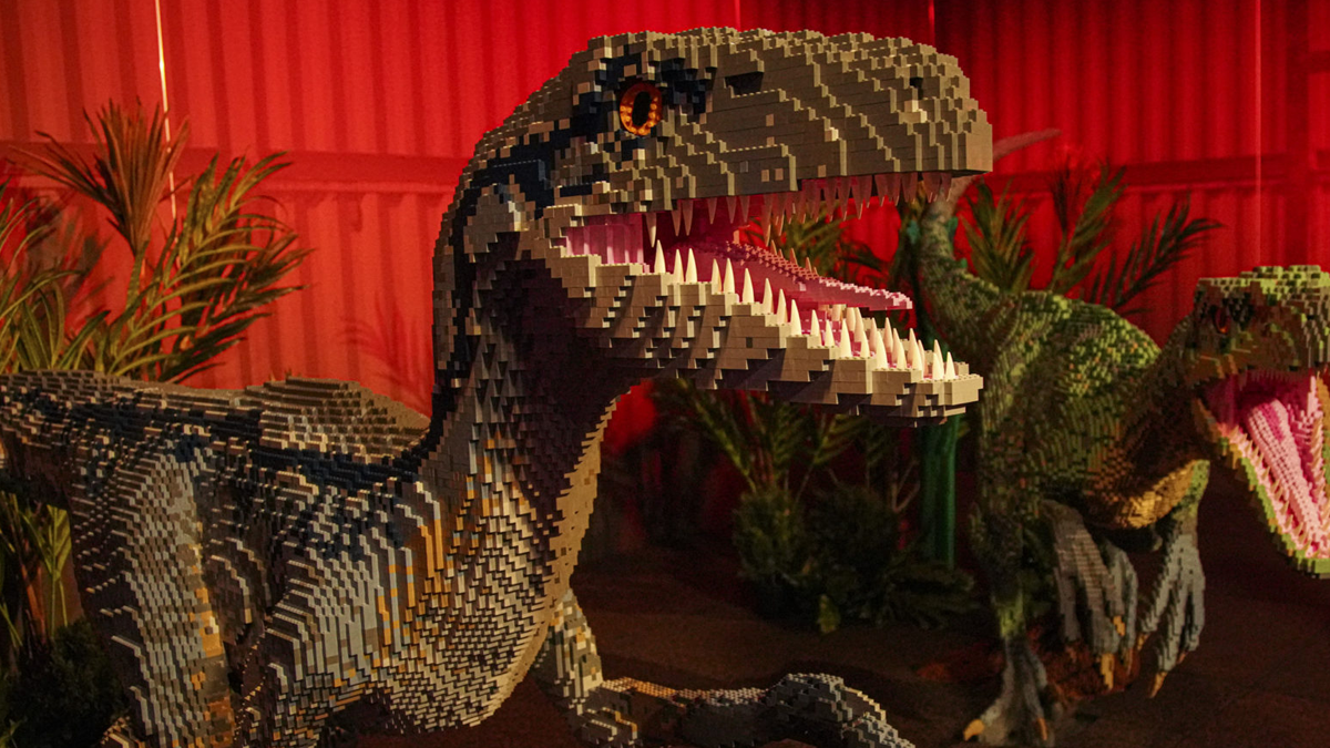 Jurassic World chega ao AquaRio em exposição exclusiva com peças de LEGO
