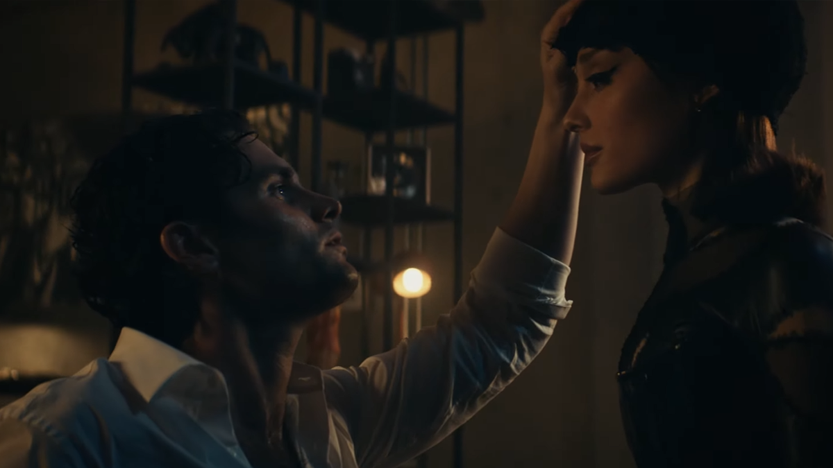 Ariana Grande vira Mulher-Gato no clipe de “the boy is mine”